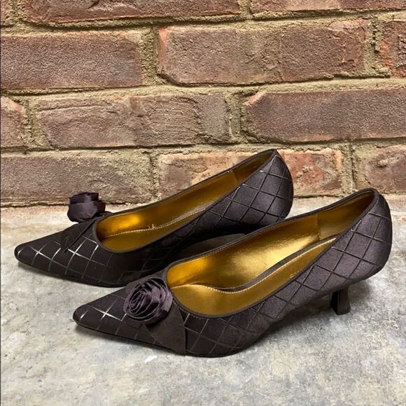 Liz Claiborne Kitten Pumps - Picture 5 of 12